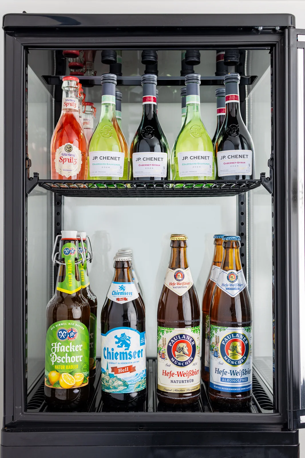 Gut bestückter Getränkekühlschrank mit Sekt, Wein und verschiedenen Bieren
