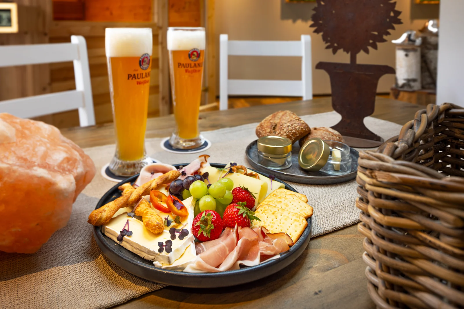 Herzhafter Snackteller mit Käse, Schinken und Weißbier